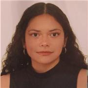 Profesora de apoyo escolar para alumnos y alumnas de primaria
